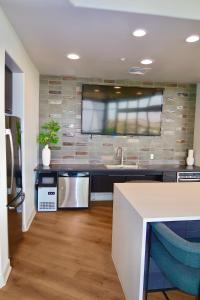 una cucina con un lavello e un piano di lavoro di 2Bedrooms Lakeview Loft Walk to Mill Ave and ASU a Tempe