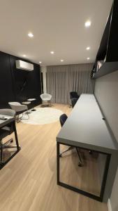 an empty room with tables and chairs in a room at Loft Moderno no Centro de Blumenau in Blumenau +5 photos