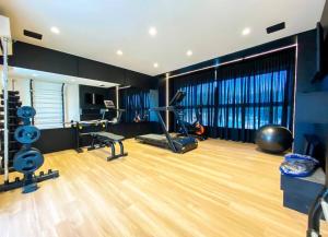 a gym with a treadmill and a exercise ball at Loft Moderno no Centro de Blumenau in Blumenau