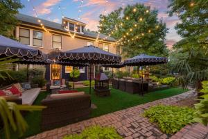 Una casa con patio con muebles y un árbol de navidad. en Enchanting 1br Retreat Tree-lined Swiss Ave, en Dallas