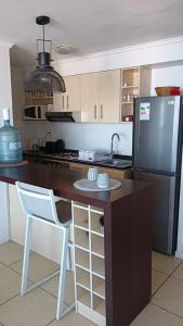 a kitchen with a counter and a refrigerator at Excelente departamento a 150 metros de la playa en La Serena in La Serena +19 photos