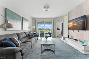 una sala de estar con un sofá y una mesa en Storey Lake condos by Une Homes, en Kissimmee