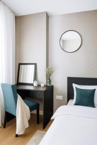 une chambre avec un lit, un bureau et un miroir dans l'établissement ForS Belgrade Waterfront, à Belgrade 46 autres photos