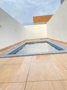 a swimming pool on the roof of a house at Apartamento Praia Carapibus in Conde