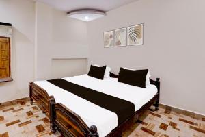 Postel nebo postele na pokoji v ubytování Hotel O SHIVA RESIDENCY