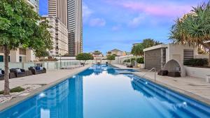 Una gran piscina con agua azul en un edificio. en Level 15 - Hilton Surfers Paradise, en Gold Coast 20 fotos más