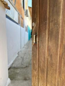 een close-up van een houten deur op straat bij SUITE Yeshua in Paraty