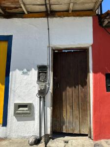 een deur naar een gebouw met een betaalmeter ervoor bij SUITE Yeshua in Paraty