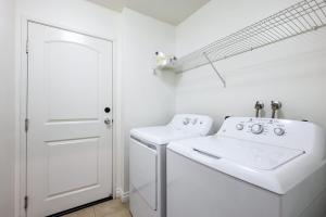 Ένα ή περισσότερα κρεβάτια σε δωμάτιο στο Private Entry Suite w Patio Bath Kitchenette