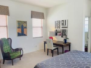 ein Schlafzimmer mit einem Bett und einem Schreibtisch und Stühlen in der Unterkunft Luxurious 3 BR & 3 BA Condo with Spectacular Views in Fountain Hills