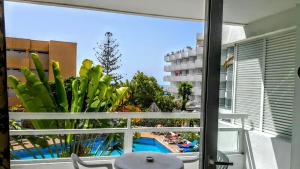 - Balcón con vistas a la piscina y al edificio en La Rosa De Ponde, en Playa de las Américas
