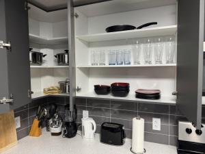 Η κουζίνα ή μικρή κουζίνα στο Cozy Nest - 2 Bed Rooms Suite at Glacier Ridge +43 φωτογραφίες