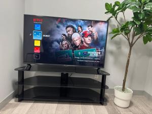 Μια τηλεόραση ή/και κέντρο ψυχαγωγίας στο Cozy Nest - 2 Bed Rooms Suite at Glacier Ridge