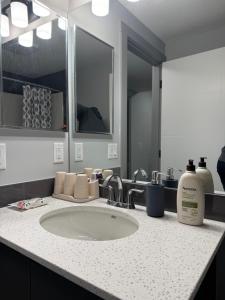 Φωτογραφία από το άλμπουμ του Cozy Nest - 2 Bed Rooms Suite at Glacier Ridge σε Calgary