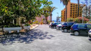 una fila de autos estacionados en un estacionamiento en La Rosa De Ponde, en Playa de las Américas