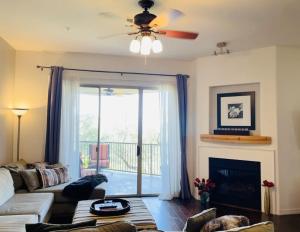 ein Wohnzimmer mit einer Couch und einem Deckenventilator in der Unterkunft Luxurious 3 BR & 3 BA Condo with Spectacular Views in Fountain Hills