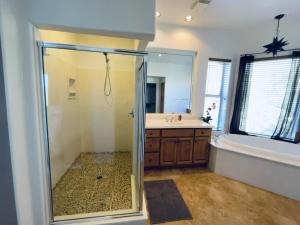 ein Badezimmer mit Dusche und Waschbecken in der Unterkunft Luxurious 3 BR & 3 BA Condo with Spectacular Views in Fountain Hills + 24 Fotos