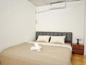 a bed with a white towel on top of it at Vân Kì 1 in Hue
