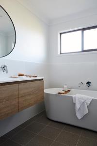 Ένα μπάνιο στο Barefoot Bungalow - Beachfront Byron Bay +21 φωτογραφίες