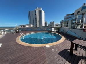 a swimming pool on the roof of a building at Guarapari Residence com piscina sauna e ar in Guarapari