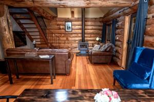 Χώρος καθιστικού στο Amaruq Log Cabin +26 φωτογραφίες