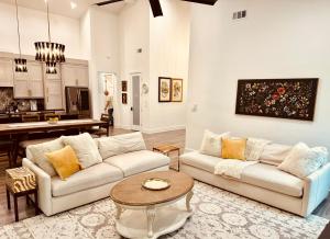 een woonkamer met twee banken en een tafel bij Deluxe Fun House - Pet Friendly in Piney