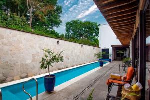 ein Haus mit einem Swimmingpool neben einer Mauer in der Unterkunft Hotel Casa Corazón Malinalco in Malinalco