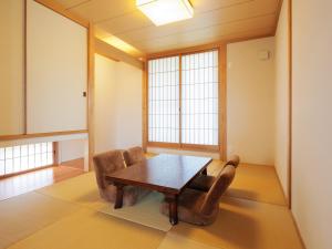 Un comedor con mesa y sillas en New OPEN！ Luxury Seaside Villa 神湊　駐車場無料　海辺の別荘　, en Kōnominato