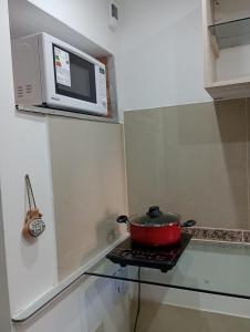 une casserole sur une cuisinière dans une cuisine avec un micro-ondes dans l'établissement Loft, à La Rioja