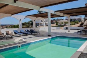 Bazén v ubytování Kuxtalná en Valle de Guadalupe nebo v jeho okolí