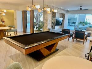 a pool table in the middle of a living room at CONDO FRENTE AL MAR Hermoso con amenidades in Bucerías