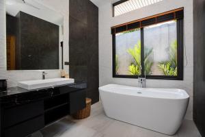 Un baño de Andaman Paradise 2 Luxury 4 Bedrooms Pool Villa 53 fotos más