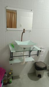 a bathroom with a sink and a mirror at Alugo Suítes Confortáveis para COP 30 in Belém