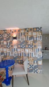a room with a table and a chair and a wall at Rancho do Lagarto Suite - Pedra Azul in Domingos Martins