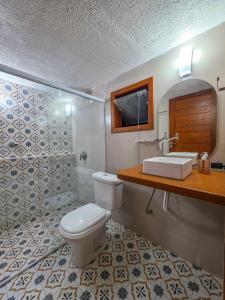 a bathroom with a toilet and a sink at Rancho do Lagarto Suite - Pedra Azul in Domingos Martins
