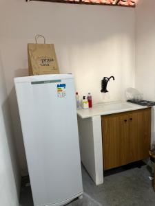 ein weißer Kühlschrank mit einer Papiertüte darauf in der Unterkunft SRBG Casa em Barra Grande-PI in Barra Grande + 11 Fotos