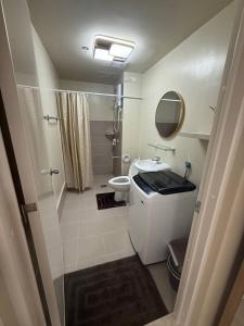 Ένα μπάνιο στο Avida Dos in Iloilo City Ayala Property Rentals by Madz