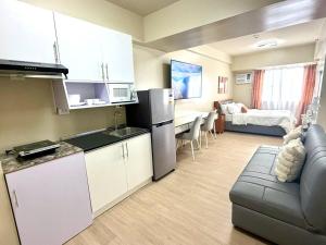 Η κουζίνα ή μικρή κουζίνα στο Avida Dos in Iloilo City Ayala Property Rentals by Madz +16 φωτογραφίες