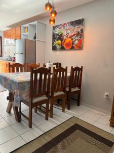 a kitchen and dining room with a table and chairs at AREIA DE TAPERAPUAN - 200 MTS da PRAIA - ORLA NORTE in Porto Seguro