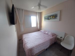 linda vista mar,2 quartos,Ocian SP في برايا جراندي: غرفة نوم صغيرة بها سرير ونافذة +46 صورة