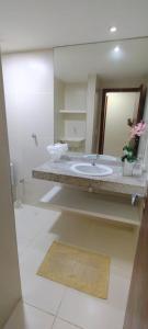 un bagno con lavandino e specchio di Quarto e sala pratagy a Maceió