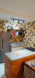 una cucina con frigorifero e piano di lavoro di Quarto e sala pratagy a Maceió
