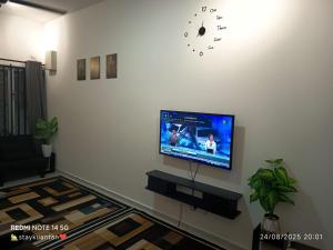 Televisyen dan/atau pusat hiburan di DEYA HOMESTAY Tanjung Lumpur