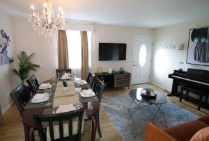 Μια τηλεόραση ή/και κέντρο ψυχαγωγίας στο Private Oasis Ranch • In Town Princeton • 2BR/2B