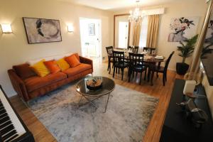 Χώρος καθιστικού στο Private Oasis Ranch • In Town Princeton • 2BR/2B