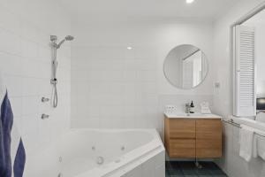 une salle de bain blanche avec une baignoire et un lavabo dans l'établissement Ocean Edge - Resort Pool, Tennis, Bbq, Beach, à Sapphire Beach 22 autres photos