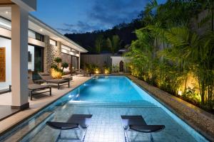 ラワイビーチにあるAndaman Paradise 1 - Luxury 3-Bedrooms Pool Villaの家の真ん中にあるプール