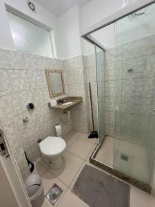 een badkamer met toilet en glazen douche bij Loft no Centro- Lapa, Consulado, Praia,Metrô e AR! 605 in Rio de Janeiro