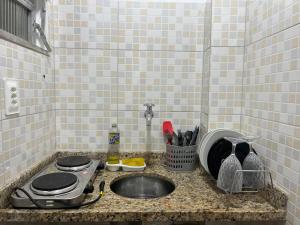 een aanrecht met een wastafel en een wastafel bij Loft no Centro- Lapa, Consulado, Praia,Metrô e AR! 605 in Rio de Janeiro