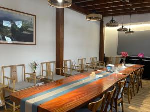 a large conference room with a long table and chairs at Huiyuan Mansion Guangzhou in Guangzhou